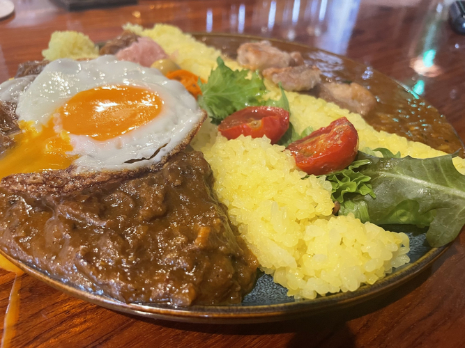 あいがけカレー　目玉焼きトッピング
