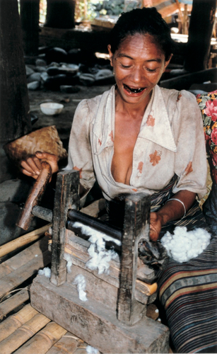 Photo.05 イカット作りのようす(撮影：江上幹幸)