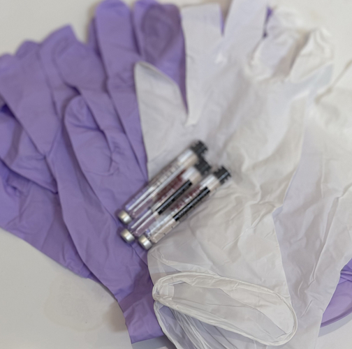 歯科診療で日常的に使用される資材の一例（グローブ・麻酔カートリッジ）。近年は一部で入荷時期に変動が見られることもあります。