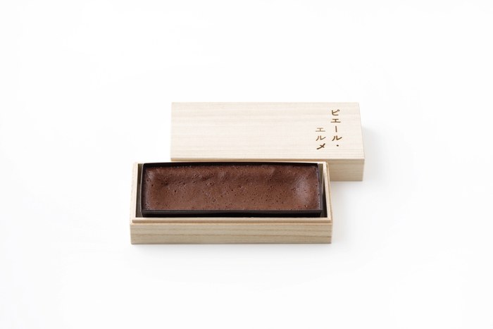 「チョコレートのケーキ」(5,184円) チョコレートを贅沢に使った濃厚なケーキ。隠し味に厳選した北海道産の こしあんを使用することで、なめらかでしっとりとした口当たりに仕上げました。
