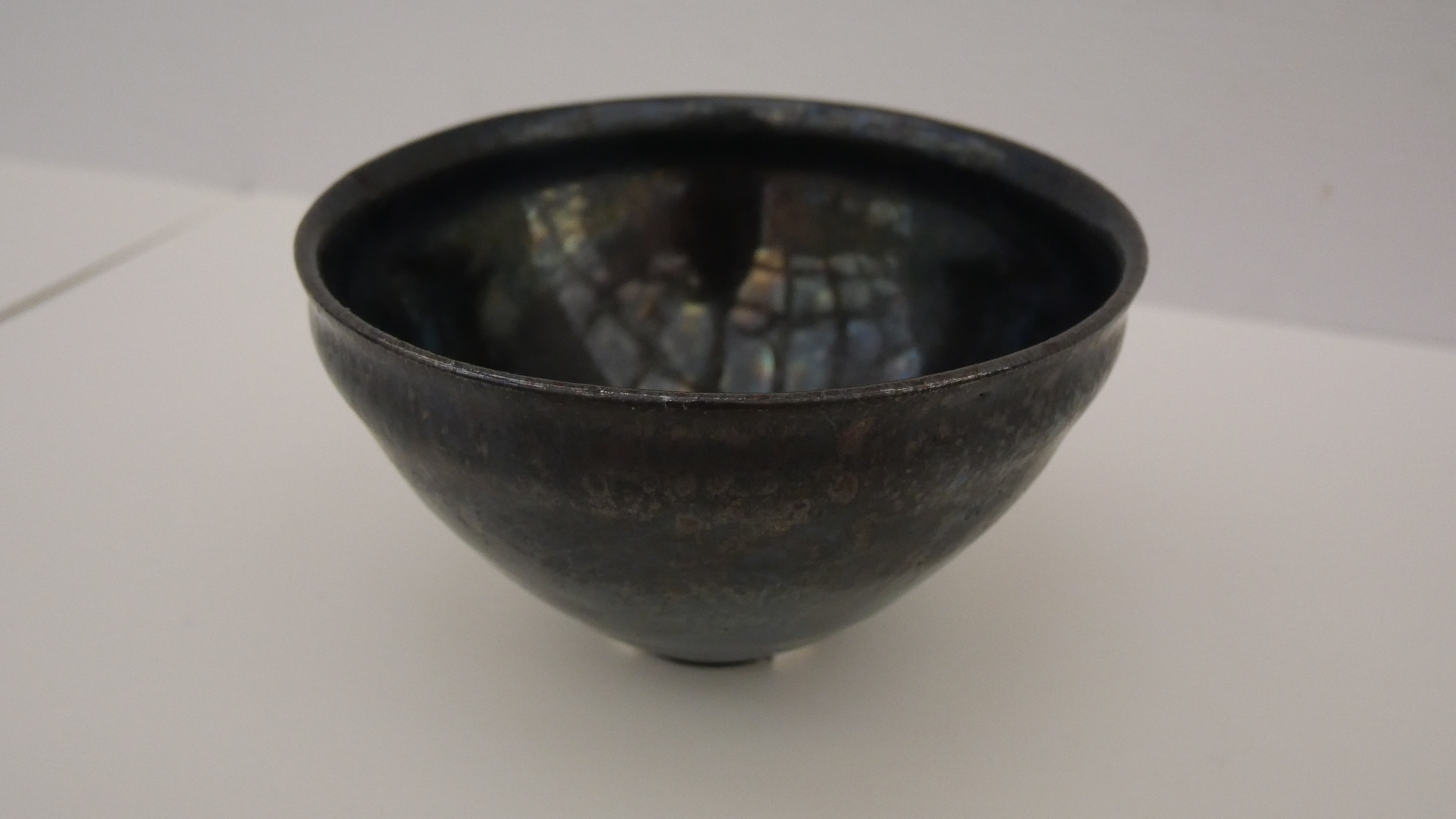 こちらが玄黙です。深黒の中に内包された光を感じます。