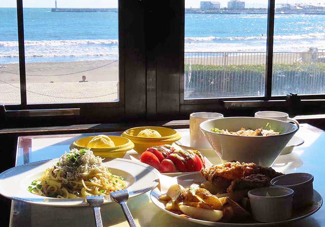 海と江ノ島を眺めてランチ