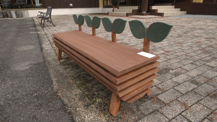 ブナと水の流れをイメージしたベンチ(白神山地世界遺産センター藤里館)