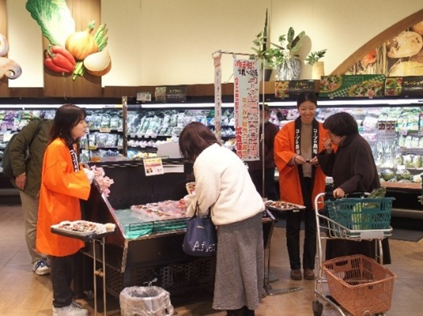 近畿大学農学部生による、いちごの販売協力の様子（2025年2月）