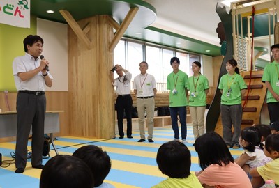 「今日からきっと理科が好きになります」とあいさつする湯元市長(左端)