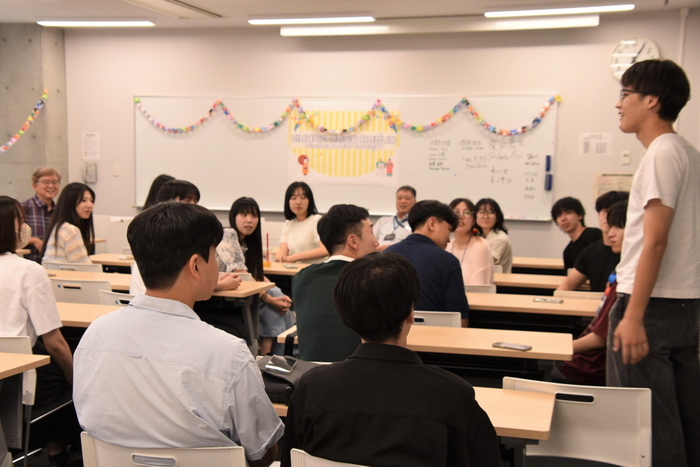 英語で自己紹介する都市情報学部の学生