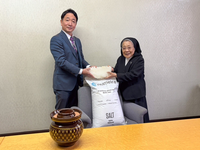 贈呈の様子（左から）株式会社スギタグループ株式会社 代表取締役 杦田勘一郎氏、学校法人大阪信愛女学院 岩熊美奈子理事長