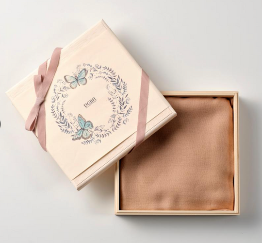 北海道産トドマツ材ギフトボックスと山桜ショール