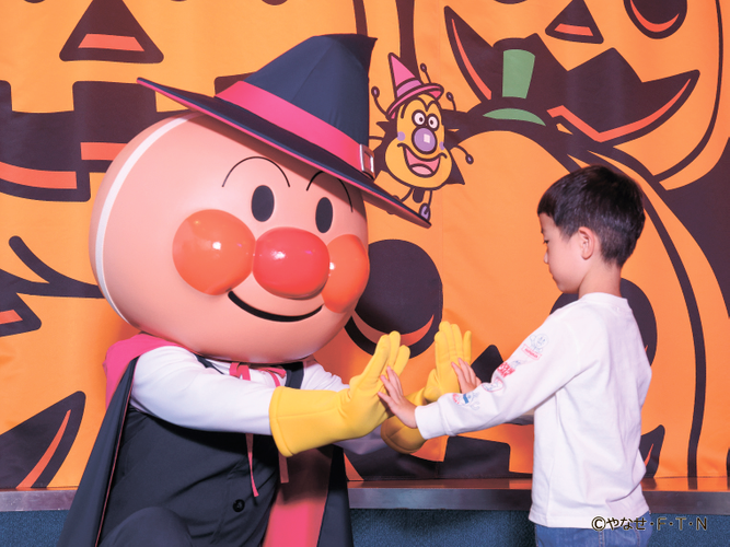 ハロウィーン衣装のアンパンマンとばいきんまんに会えるキャラクターグリーティング