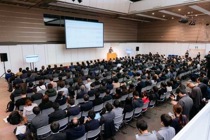 立ち見が出るほど多くの聴講者が詰めかけたカンファレンス会場（AI博覧会 Osaka 2025）