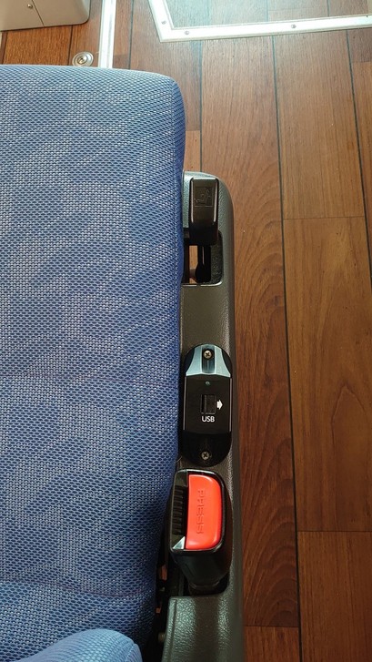 座席には充電USBポートが付いています