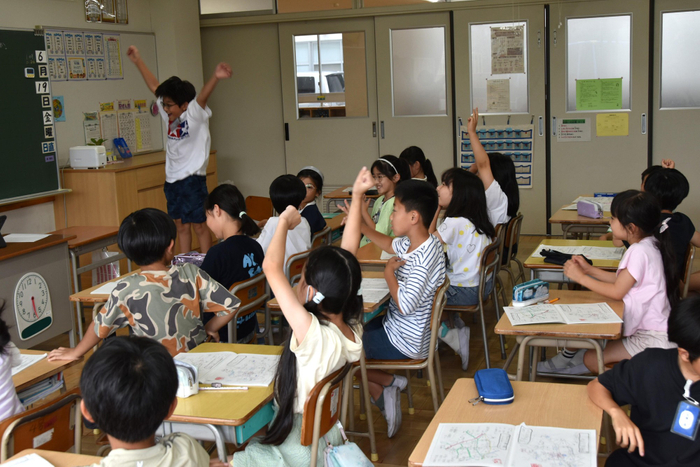 クイズに正解し、喜ぶ様子