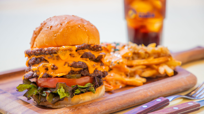 ▲&ldquo;お肉好きのためのごちそう&rdquo;カリフォルニアバーガー