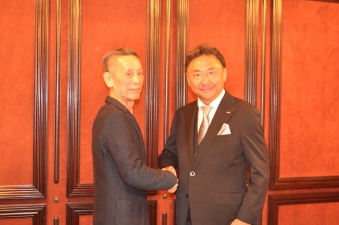 【画像2】握手を交わす大石代表(写真右)と石政代表(写真左)