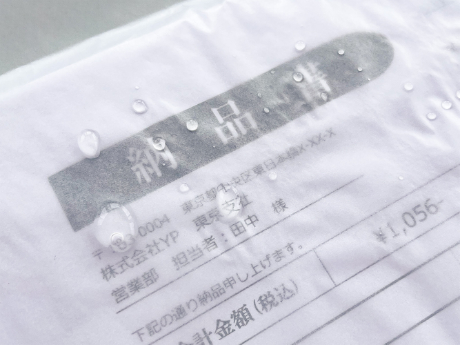 撥水ニス加工で水を弾いている様子