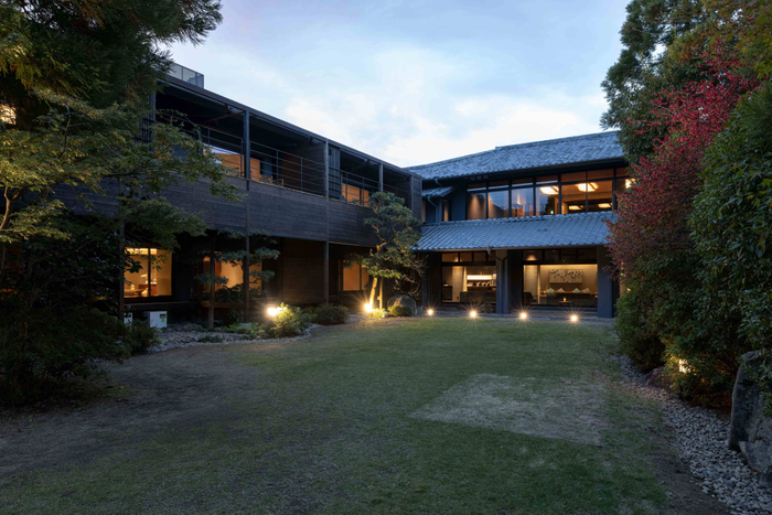 街中とは思えない広大な庭園