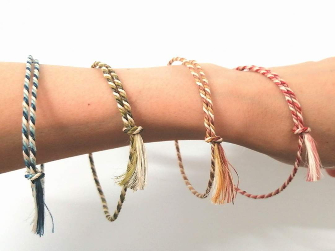 草木染めのからむし繊維を綯う　草縄腕輪づくり