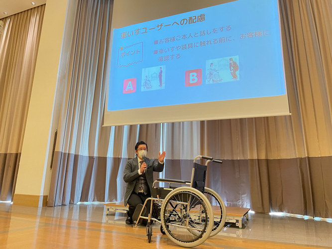 車いす利用者への実践的なサポート方法の講義
