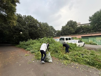 物資の保管場所がなく、整備する様子