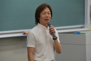 【名城大学】「体操のお兄さん」佐藤弘道・薬学部特任教授が今年度初めての講義