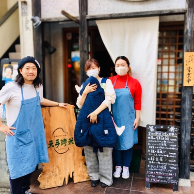 店主(左)と奥様・お子様(中央)、お姉さま(右)