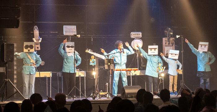 明和電機★UMEツアー 箱工員が登壇しての楽曲の様子