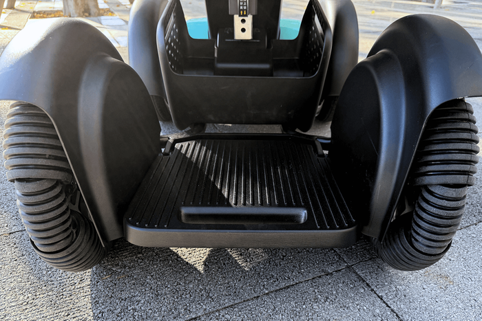 「たのシーモ」足置きと座席下のスペース