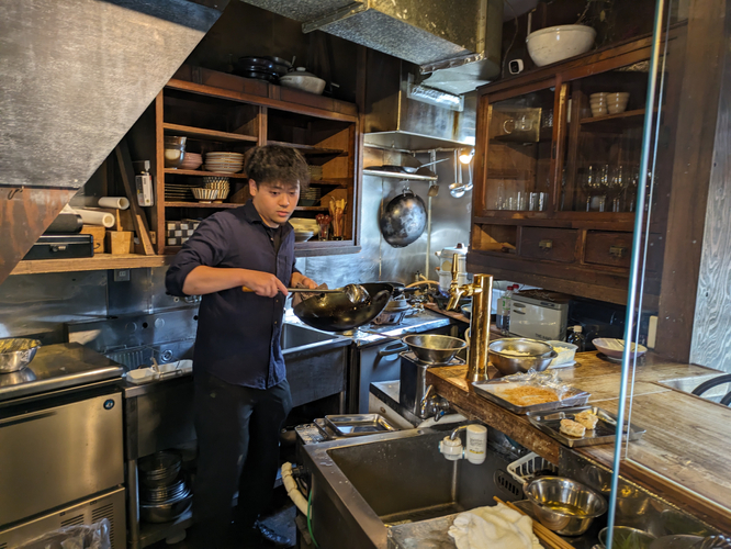 カウンター席から調理ライブ感が伝わります