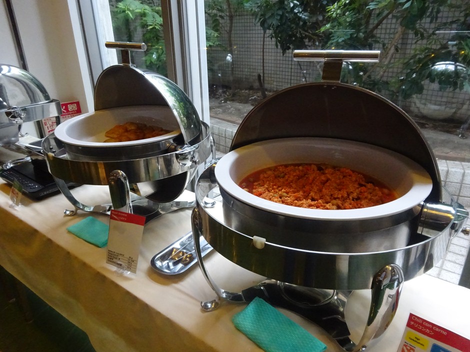各国料理を用意(写真右はチリコンカン)