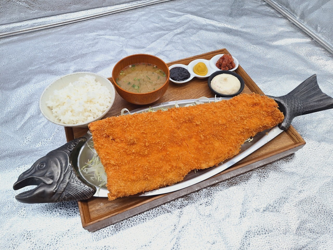 555g！メガサーモンフライ