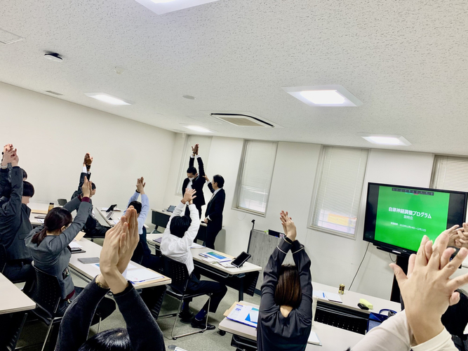 写真：小林弘幸先生による胸郭ストレッチ指導