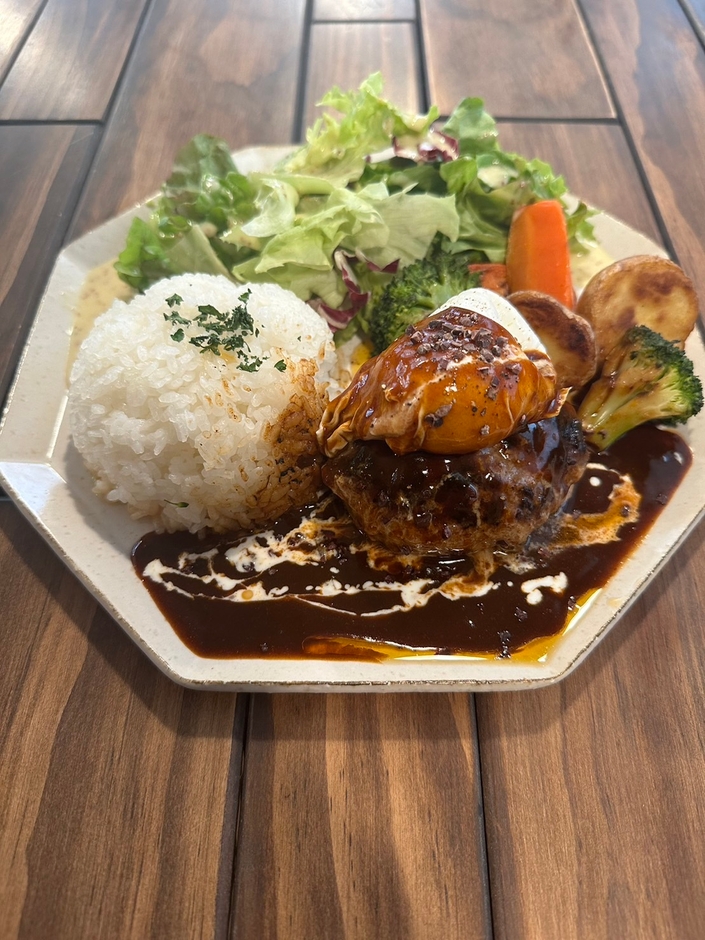 足柄牛100％黒トリュフ香るデミグラスハンバーグ