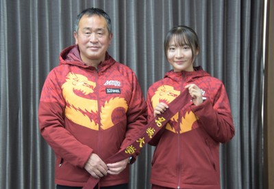 たすきを手にする米田監督と米澤キャプテン