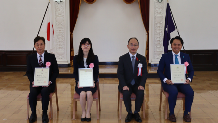 令和7年度群馬県多文化共創カンパニー認証書授与式(写真右から2人目：群馬県副知事 大塚康裕 氏、左から2人目：株式会社積善館 代表取締役 黒澤百合恵)