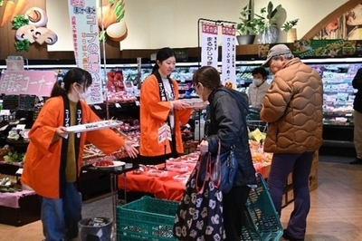 近畿大学農学部生による、いちごの販売協力の様子（2026年3月）