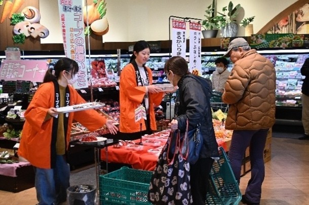 近畿大学農学部生による、いちごの販売協力の様子（2026年3月）
