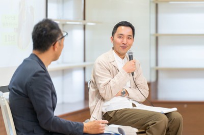 対談の模様・宍戸監督(右)