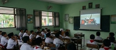 バリ島　学校上映1