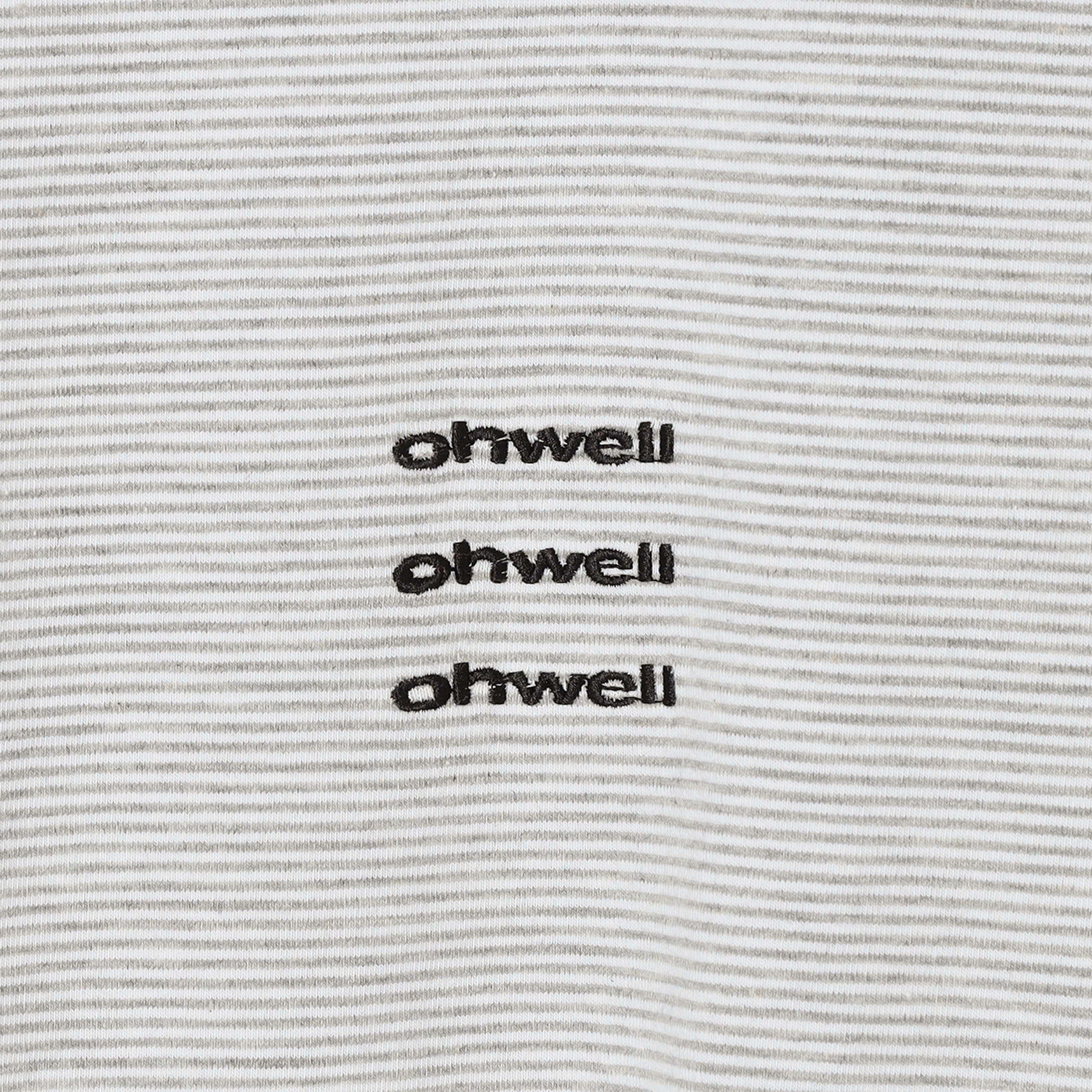 「ohwell」の三連ロゴを配した胸元デザイン