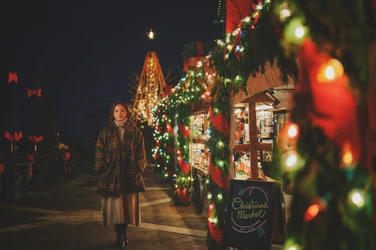 ロープウェイから始まる「天空のクリスマスマーケット」。 ドイツの古城を思わせる賑やかな広場から、 高さ25mの「森のクリスマスツリー」、光に包まれる森、 神戸の夜景までを巡る「神戸クリスマスマーケット2026」。 11月7日より開催。