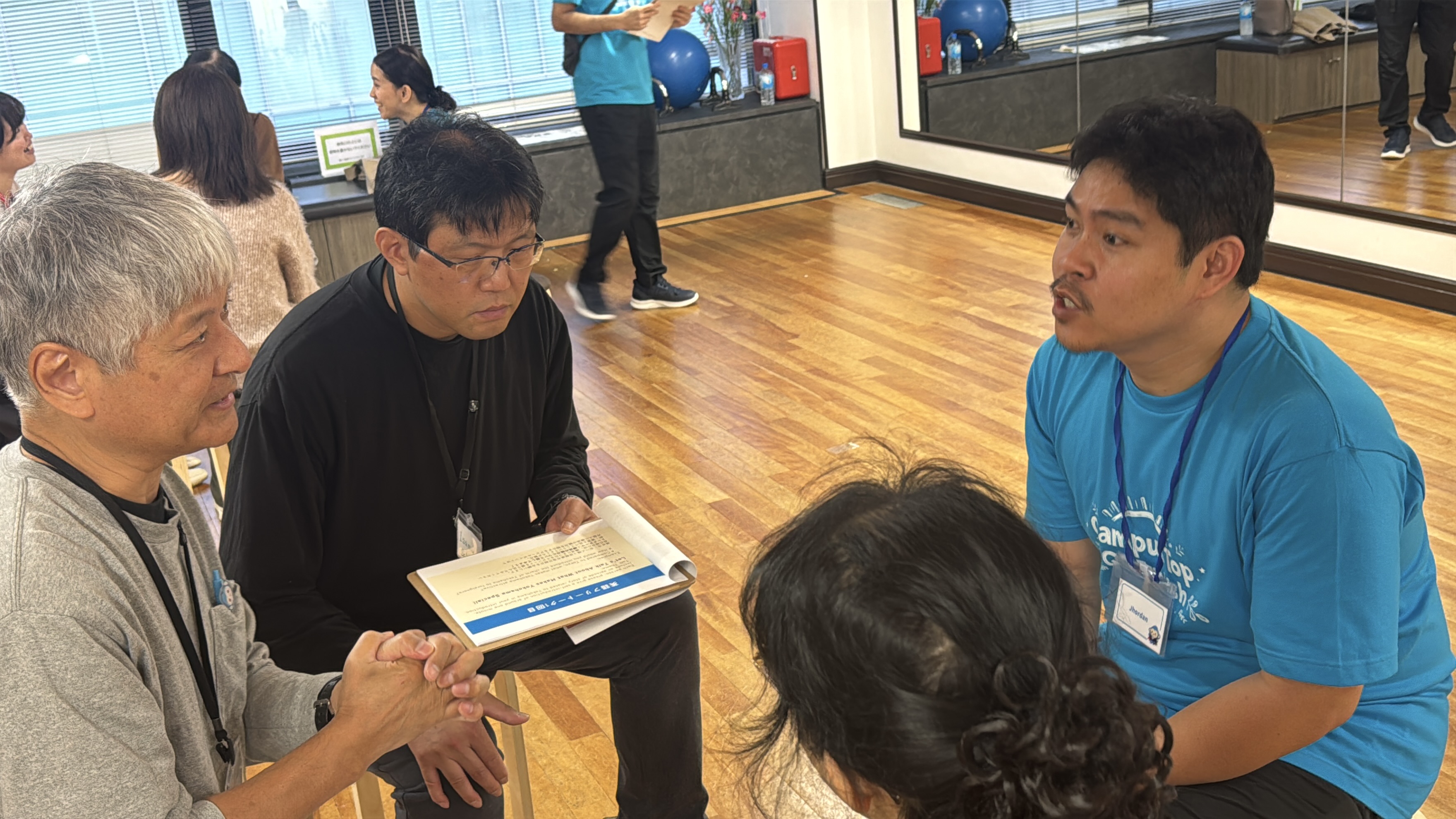 フィリピン人教師と参加者の皆さんでフリートークをする様子②