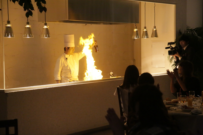 オープンキッチンでの料理パフォーマンス