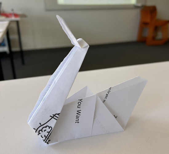 学校で折った鶴。先生の指示通りに折ったつもりが、微妙に違う形に仕上がりました&hellip;