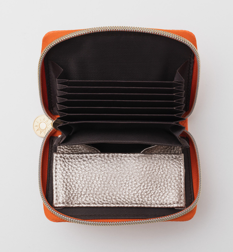 蛇腹式ポケットでがばっと開くから中身が見やすい！