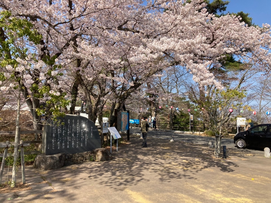 勿来の関公園は高台にあり、海も見渡せます。敷地内には平安時代の雰囲気を味わえる映えスポット「吹風殿（すいふうでん）」
