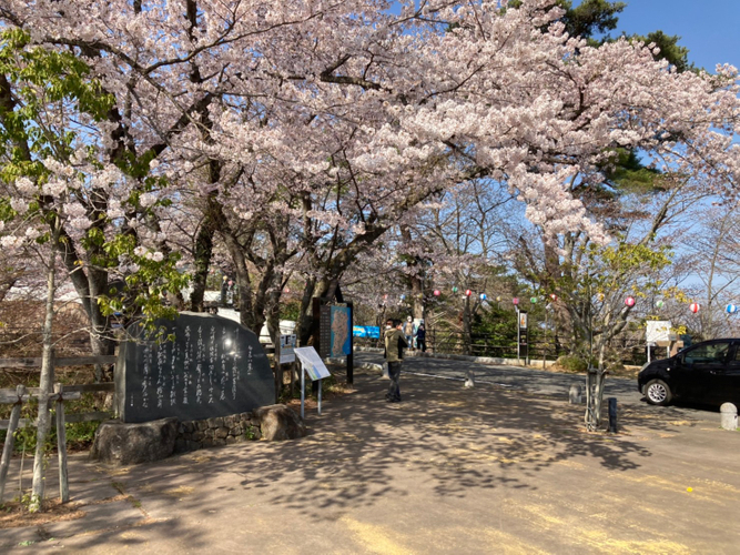 勿来の関公園は高台にあり、海も見渡せます。敷地内には平安時代の雰囲気を味わえる映えスポット「吹風殿(すいふうでん)」