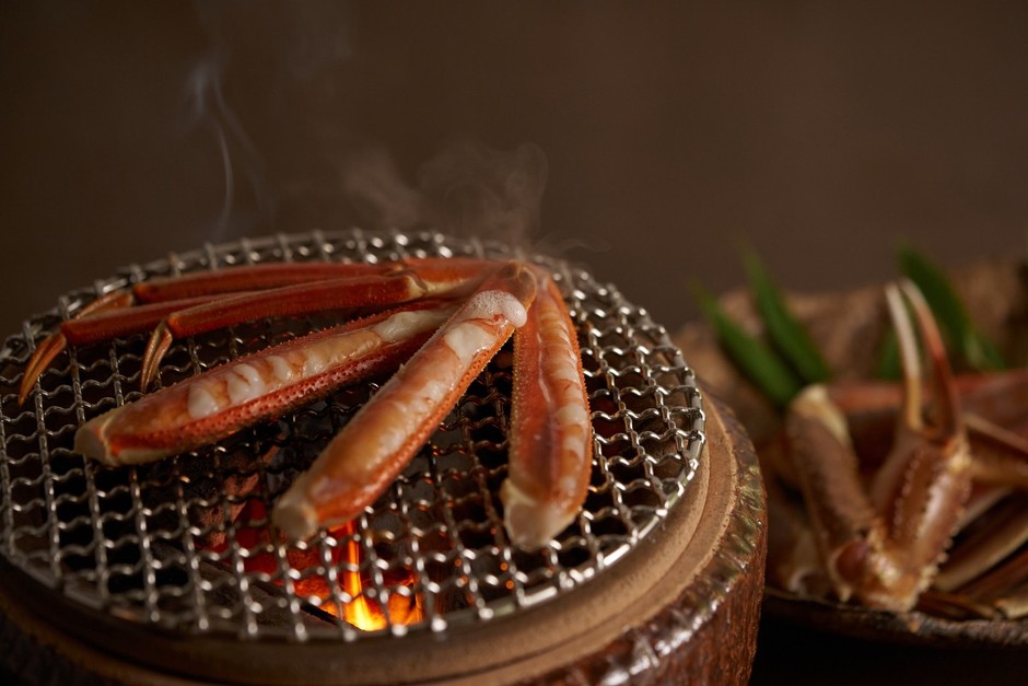 絶妙な焼き加減で提供される焼き蟹は、香ばしい香りもごちそう