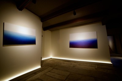 エントランスに飾られる現代アート作品。遠い水平線の彼方に、忘れた記憶を思い出すかのような体験