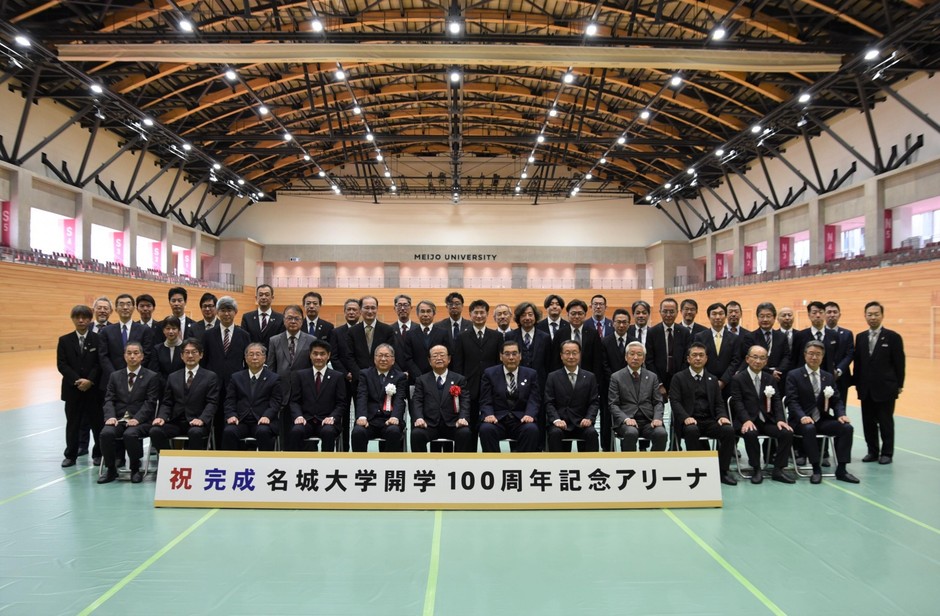 記念撮影に臨む出席者