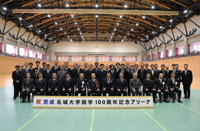 記念撮影に臨む出席者